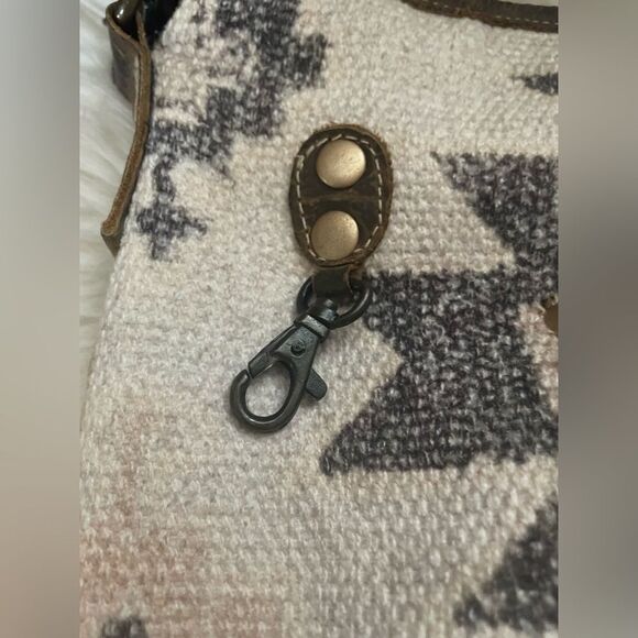 Myra Damn Cool Shoulder Bag - Picture 11 of 16